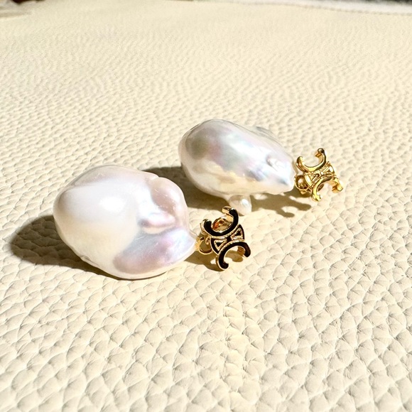 Celine BAROQUE TRIOMPHE EARRINGS IN BRASS WITH GOLD FINISH AND CULTURED PEARLS - Picture 5 of 7